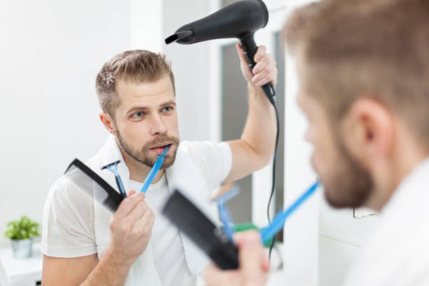 hygiène du matin, l’homme dans la salle de bain et sa routine matinale - brushing teeth photos et images de collection