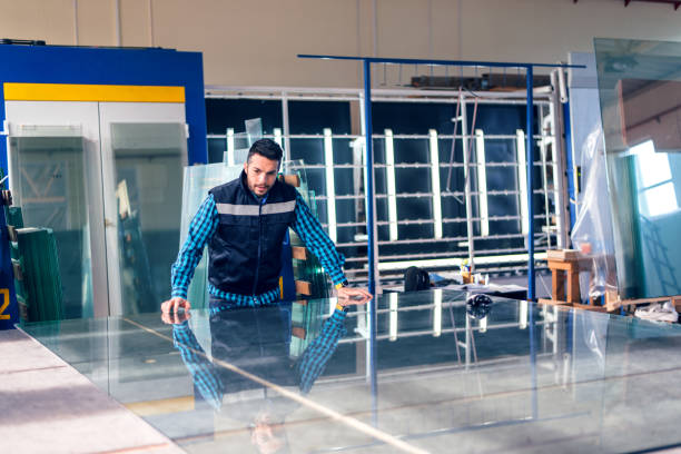 istock Worker handling glass sheet in warehouse 913441718