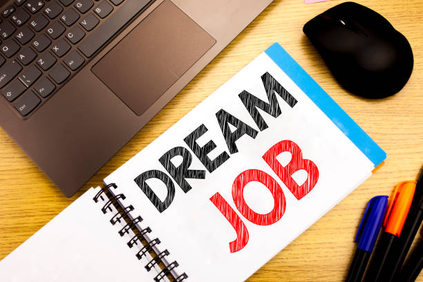 Handwritten text caption showing Dream Job. Business concept writing for Dreaming about Employment Job Position written on notepad with space on old wood wooden with pen computer título del texto escrito a mano que muestra el trabajo de sus sueños. concepto de negocio escribiendo para soñar sobre empleo puesto de trabajo por escrito en el bloc de notas con espacio de copia en la vieja madera de la madera con la computadora de la pluma