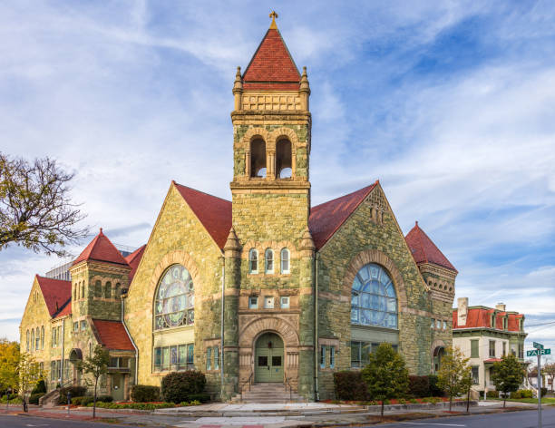 St James United Methodist Church in Kingston, Hudson Valley, New York. Church in Hudson Valley, New York. Canon EOS 6D (full frame sensor). Polarizing filter. The image lit by the evening sun. methodist stock pictures, royalty-free photos & images