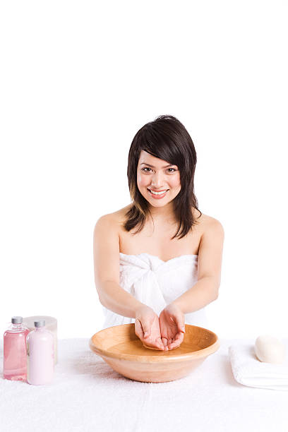 美しいアジア女性の顔を洗う - 5597 ストックフォトと画像