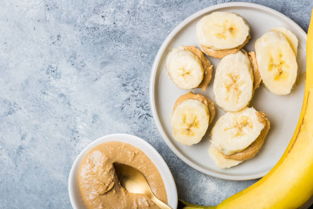 spuntino leggero e sano a base di fette di banana e burro di anacardi - appetizer bread breakfast cashew foto e immagini stock