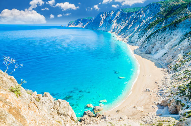 유명한 platia 아모스 비치 케팔로니아 도서지역, 그리스 - corfu greece sea beach 뉴스 사진 이미지