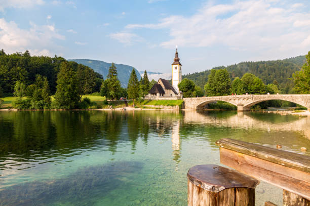 kościół świętego jana chrzciciela, jezioro bohinj - lake bohinj zdjęcia i obrazy z banku zdjęć