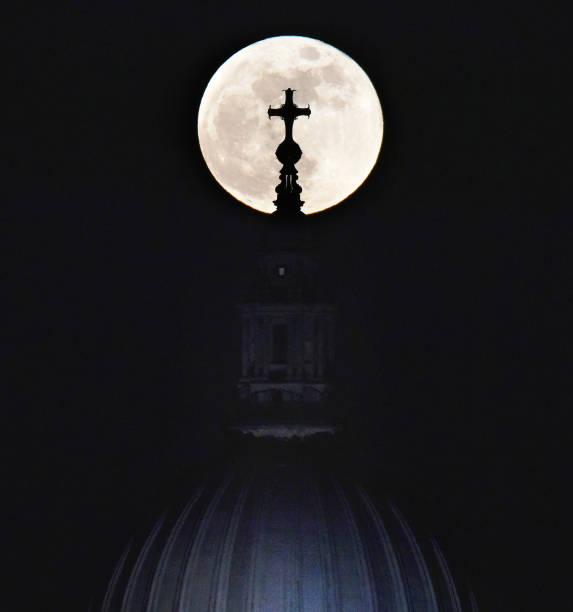 istock Blue super moon over London 913467034