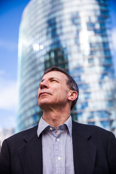 istock Senior CEO in Berlin financial district commuting to work 913474000