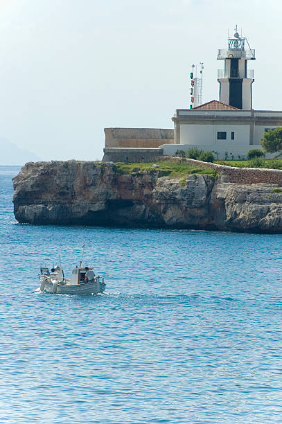 segeln sie sicherheit - yacht anchor minorca luxury stock-fotos und bilder