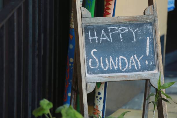 istock Happy Sunday Sign Written on Small Antique Chalkboard 913481112