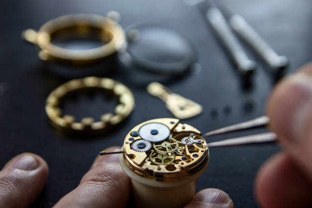 reparação de relógio mecânico - watch maker work tool watch equipment - fotografias e filmes do acervo