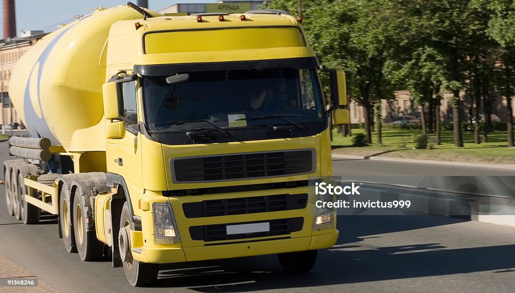 Gelbe hauler semi-Traktor truck Ihnen konkrete Baustelle - Lizenzfrei Beton Stock-Foto