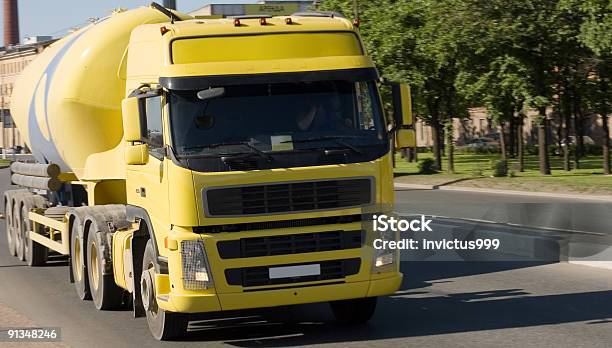 Gelbe Hauler Semitraktor Truck Ihnen Konkrete Baustelle Stockfoto und mehr Bilder von Beton
