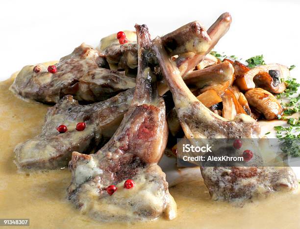 Foto de Costeletas De Cordeiro Grelhado Com Cogumelos e mais fotos de stock de Assado - Assado, Assado no Forno, Carne
