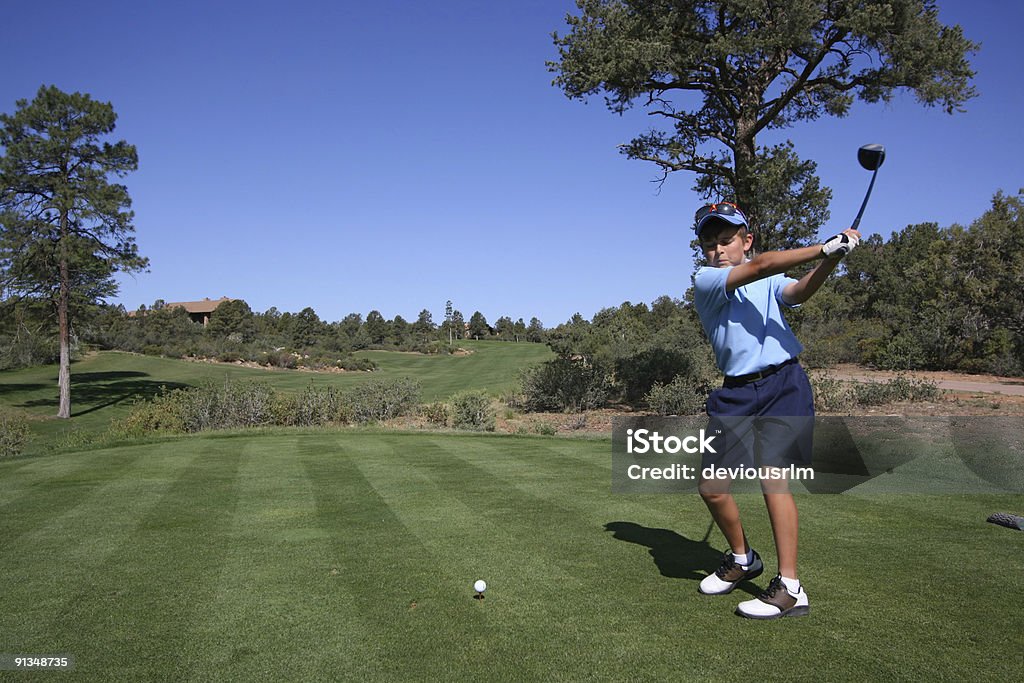 Giovane maschio golfista su per Giocate sul campo da golf - Foto stock royalty-free di Cielo sereno