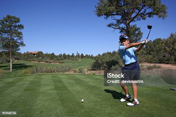 Giovane Maschio Golfista Su Per Giocate Sul Campo Da Golf - Fotografie stock e altre immagini di Cielo sereno
