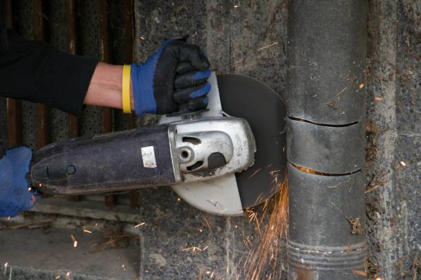 istock Cutting a metal tube with a machine 913488628