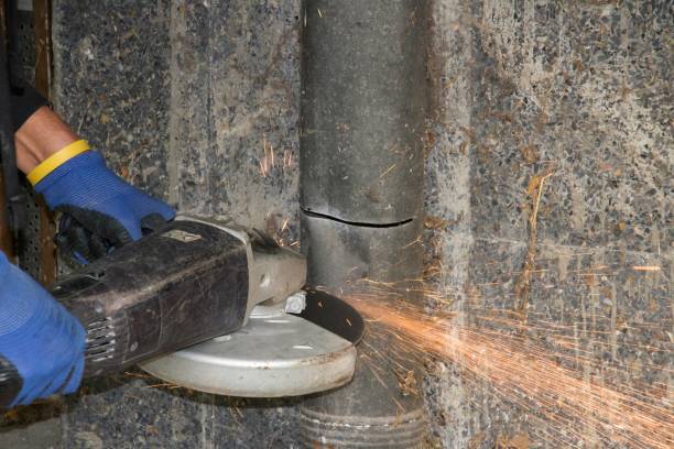 istock Cutting a metal tube with a machine 913488702