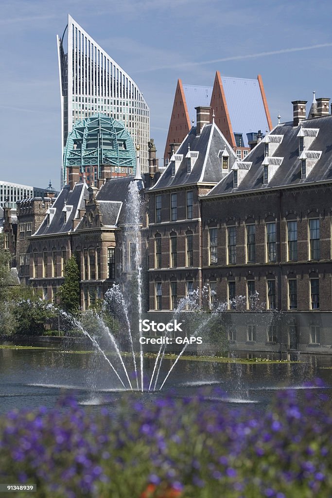 Fontana di fronte all'Aia edifici del Parlamento - Foto stock royalty-free di Ambientazione esterna