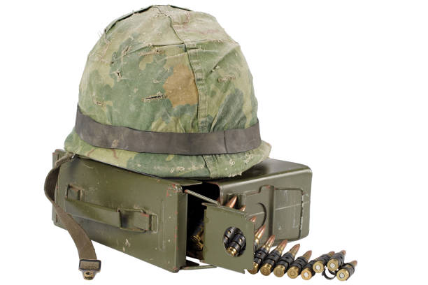 미국 육군 탄약 상자 탄약 벨트와 헬멧 - m 1 tank 뉴스 사진 이미지