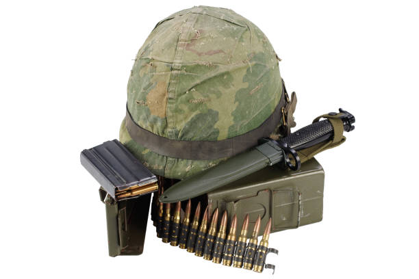 미국 육군 탄약 상자 탄약 벨트, 소총 및 헬멧 - m 1 tank 뉴스 사진 이미지