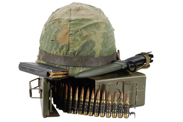 미국 육군 탄약 상자 탄약 벨트, 소총 및 헬멧 - m 1 tank 뉴스 사진 이미지