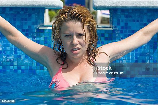 Frau Im Pool Stockfoto und mehr Bilder von Badebekleidung - Badebekleidung, Badewanne, Bewegung