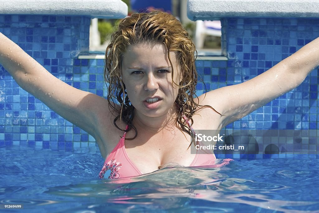 Donna in piscina - Foto stock royalty-free di Abbondanza