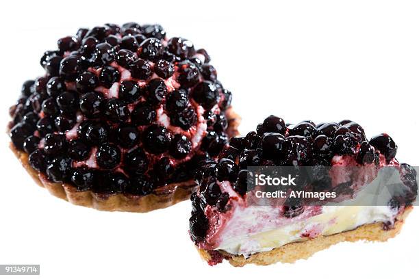 Foto de Torta De Mirtilo Em Fundo Branco e mais fotos de stock de Branco - Branco, Creme - Laticínio, Crème Inglês