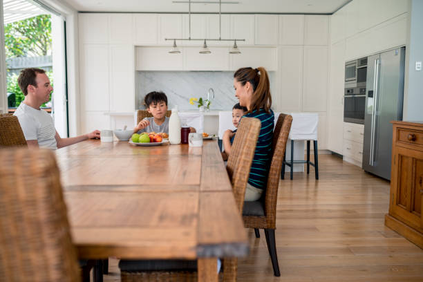 istock Family eating breakfast 913502074