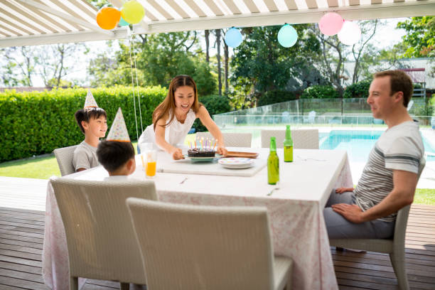 istock Family celebrating birthday 913502090