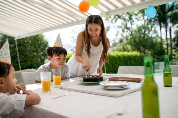 istock Family celebrating birthday 913502244