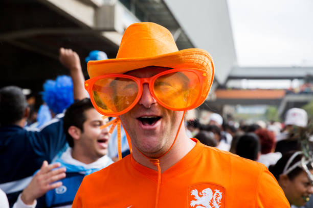 dutch fans going to match in the world cup 2014 - holanda futebol imagens e fotografias de stock