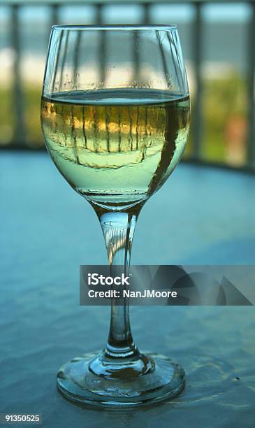 Bicchiere Di Vino - Fotografie stock e altre immagini di Alchol - Alchol, Assaggiare, Assetato