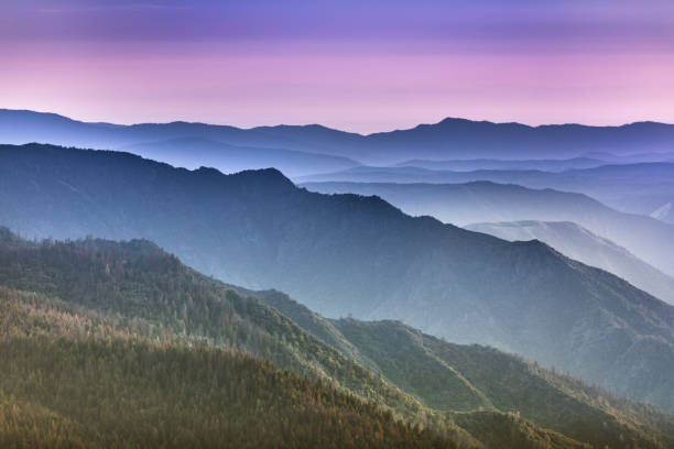 米国カリフォルニア州シエラネバダの山に霧が昇る - stanislaus national forest ストックフォトと画像