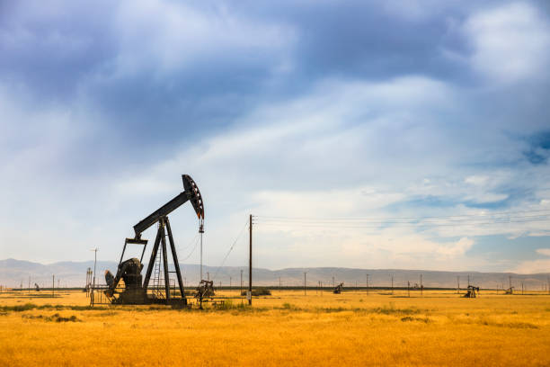 pumpjack podnosi olej ze studni w kalifornii - oil pump oil gas isolated zdjęcia i obrazy z banku zdjęć