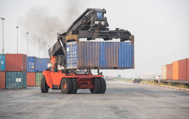 istock 20FT container cranes are lifted onto the train 913508038