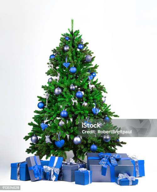 Foto de Árvore De Natal Com Bolas Azuis E Prata e mais fotos de stock de  Árvore de Natal - Árvore de Natal, Azul, Figura para recortar - iStock