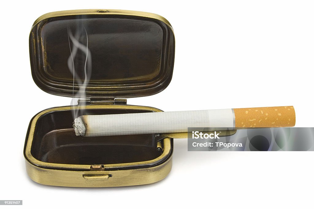 喫煙タバコの小型灰皿 - がん細胞のロイヤリティフリーストックフォト