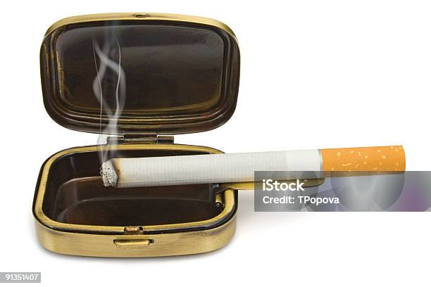 喫煙タバコの小型灰皿 - がん細胞のストックフォトや画像を多数ご用意 - がん細胞, カットアウト, カラー画像