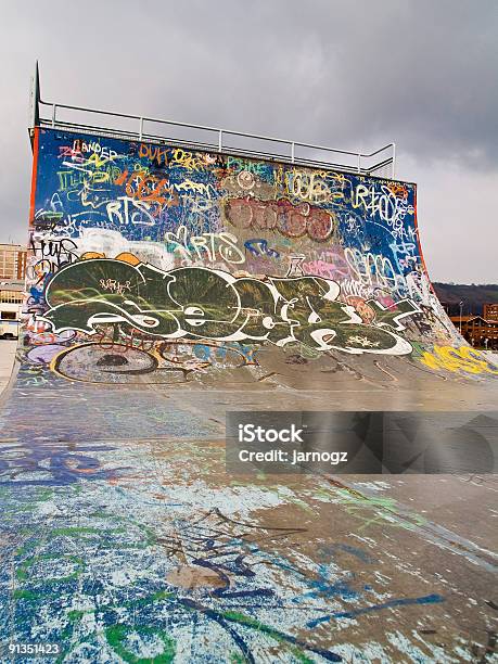 Foto de Closeup Da Rampa Em Um Parque De Skate e mais fotos de stock de Grafite - Produção artística - Grafite - Produção artística, Parque de Skate, Ninguém