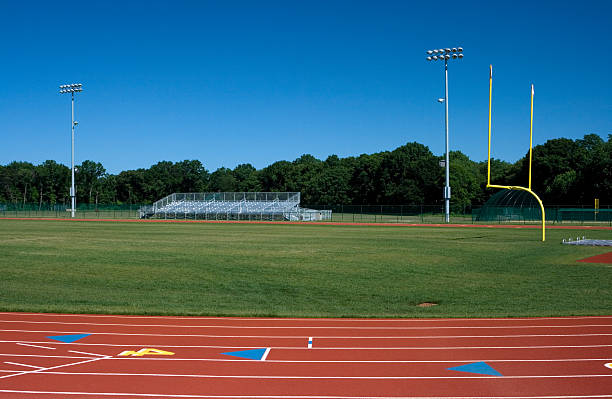 high school fußball, leichtathletik an einem sonnigen tag - american football stadium football field football goal post goal stock-fotos und bilder