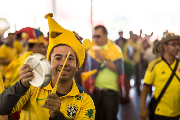 supporters brésiliens va pour correspondre à la coupe du monde 2014 - fifa world cup photos et images de collection