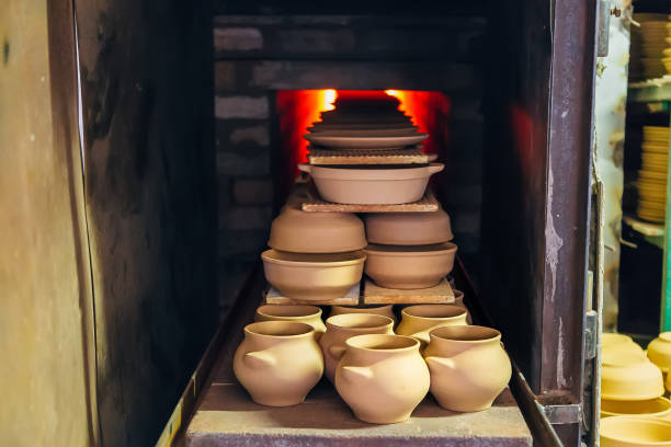 brennen von keramik im ofen - kiln ceramic ceramics fire stock-fotos und bilder