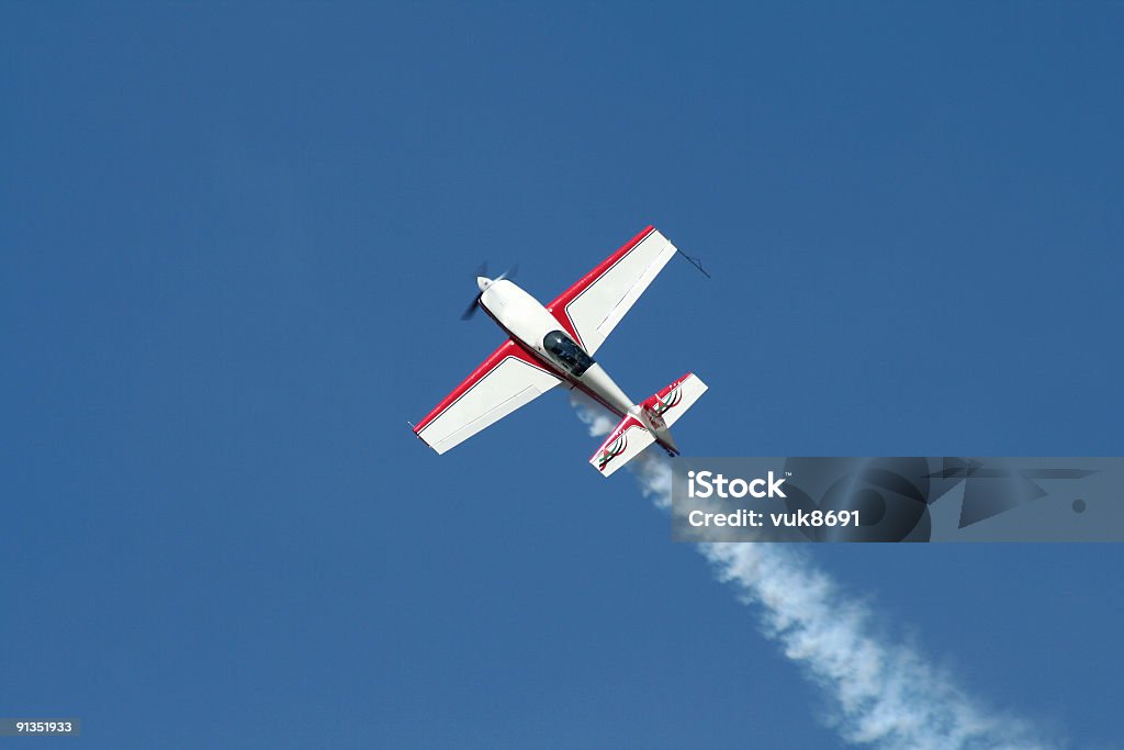 Avion dans le ciel bleu - Photo de Meeting aérien libre de droits