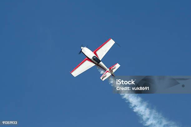 Photo libre de droit de Avion Dans Le Ciel Bleu banque d'images et plus d'images libres de droit de Meeting aérien - Meeting aérien, Sans personnage, Aile d'avion