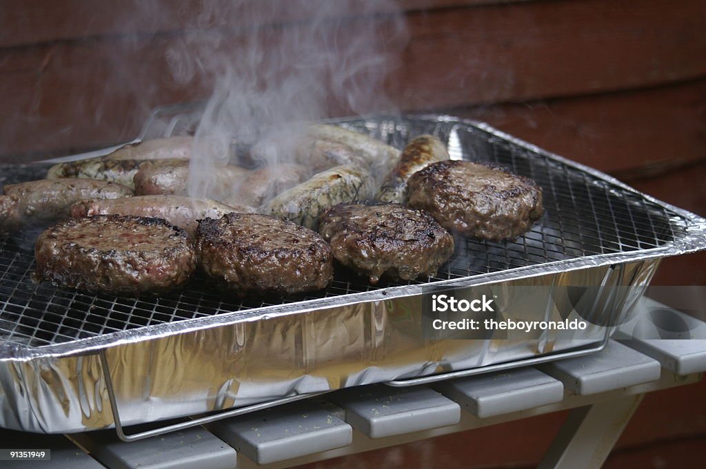 Hamburguesas en una barbacoa - Foto de stock de Barbacoa - Comida libre de derechos