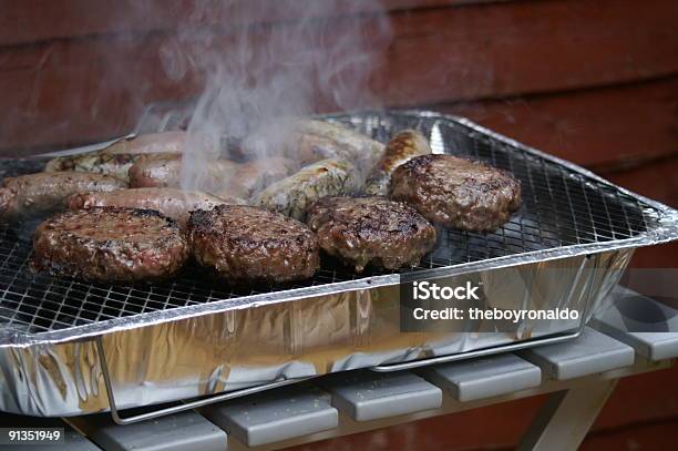 Hamburguesas En Una Barbacoa Foto de stock y más banco de imágenes de Barbacoa - Comida - Barbacoa - Comida, Papel de aluminio, Parrillera