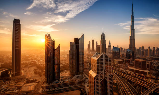dubai downtown al amanecer emiratos árabes unidos - dubai built structure business skyscraper fotografías e imágenes de stock