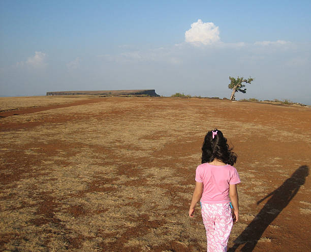 chica caminando en después verla rodar hasta abajo, india - rizitos fotografías e imágenes de stock