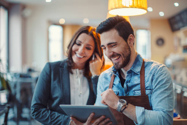 istock Barista and customer using digital tablet in coffee shop 913521944