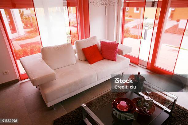 Wohnzimmer Mit Sofa Und Tisch Von Oben Stockfoto und mehr Bilder von Champagnerglas - Champagnerglas, Farbbild, Fenster